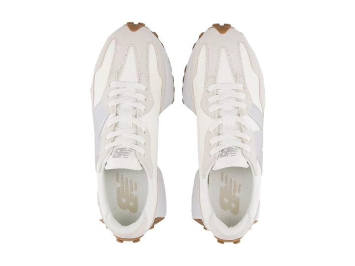 Tenis New Balance 327 para mujer en color blanco con detalles plateados y suela color café.