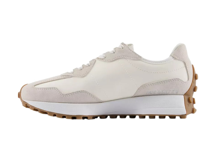 Tenis New Balance 327 para mujer en color blanco con detalles plateados y suela color café.
