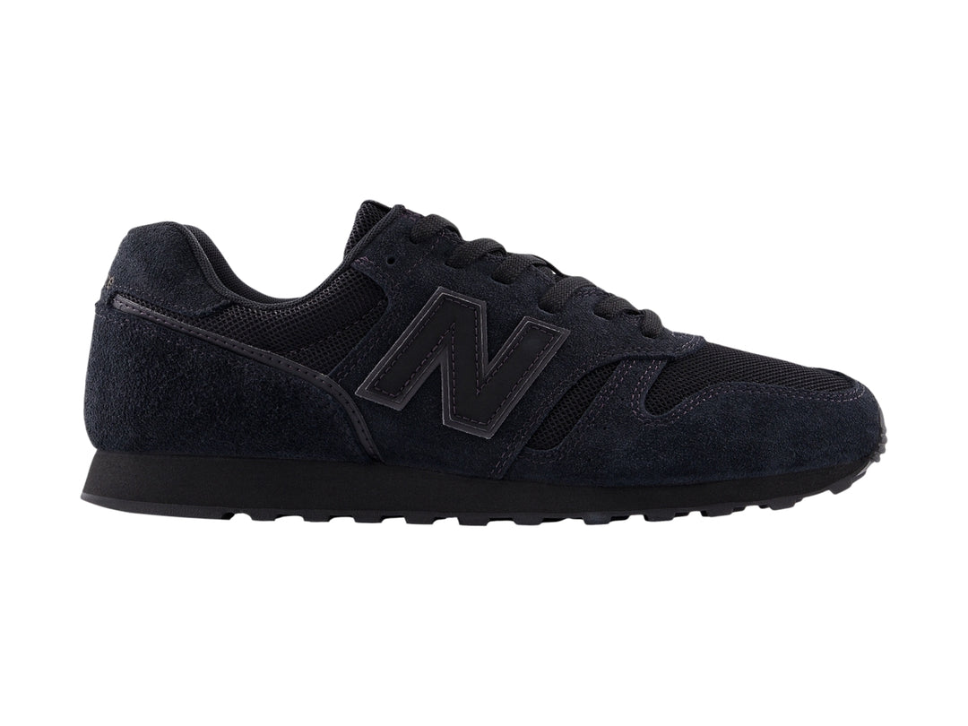 Tenis New Balance modelo 373 en color negro con acabados en gamuza y malla.