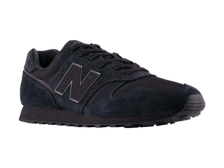 Tenis New Balance modelo 373 en color negro con acabados en gamuza y malla.