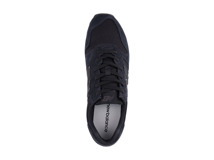 Tenis New Balance modelo 373 en color negro con acabados en gamuza y malla.