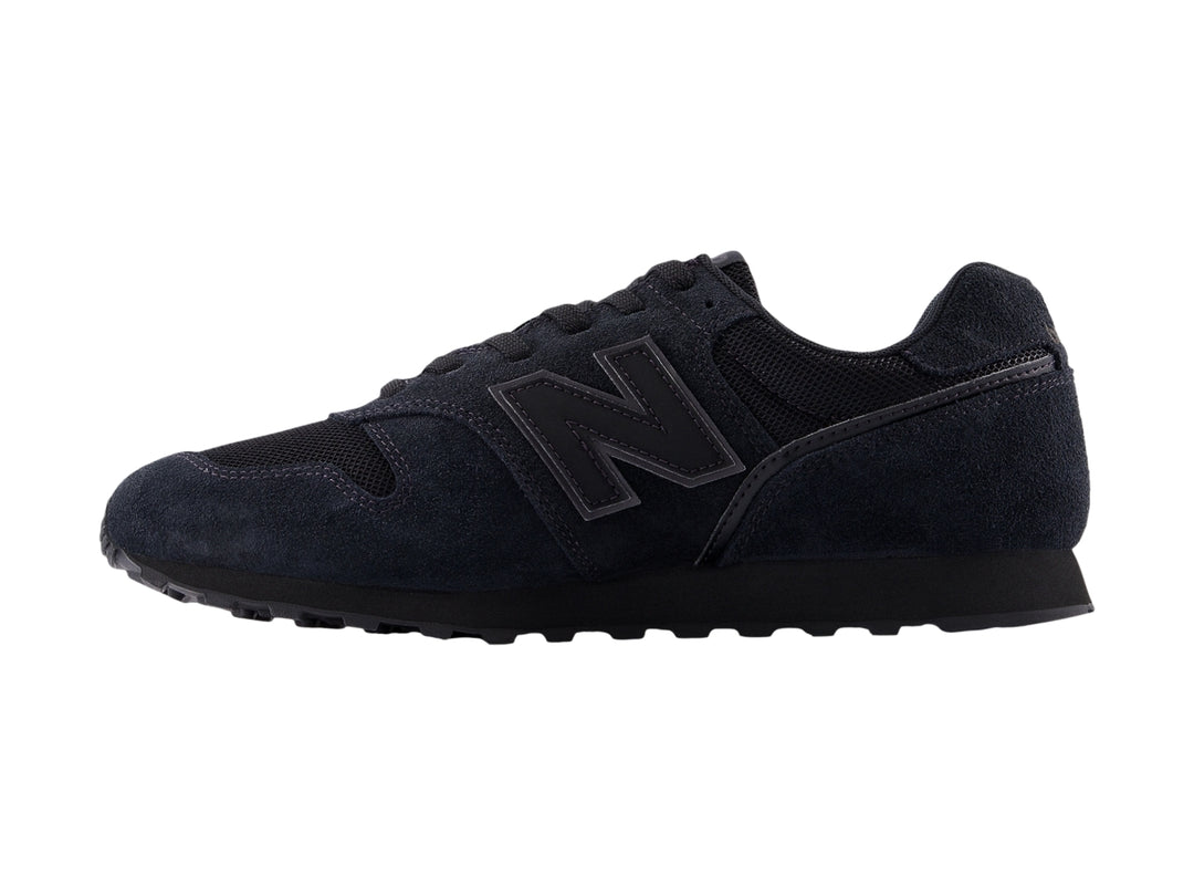 Tenis New Balance modelo 373 en color negro con acabados en gamuza y malla.