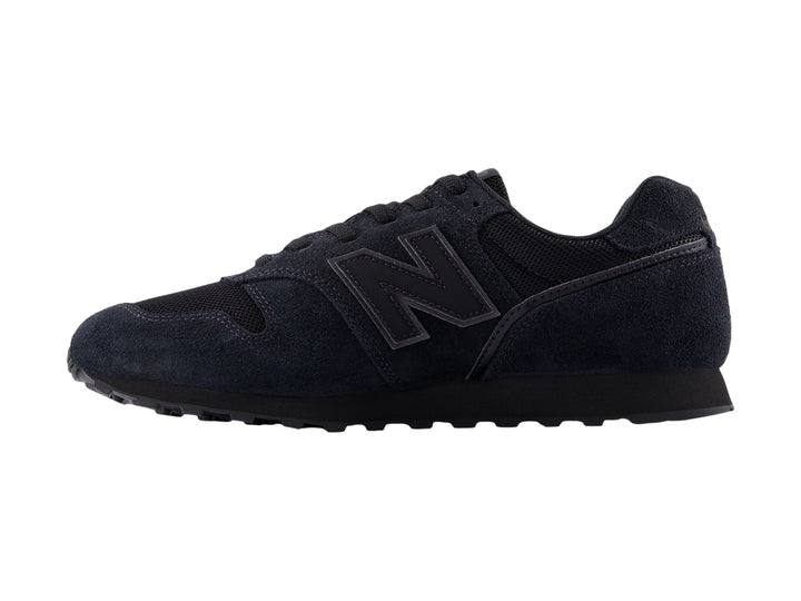 Tenis New Balance modelo 373 en color negro con acabados en gamuza y malla.