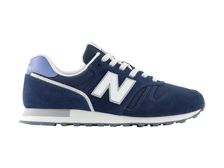 Tenis New Balance modelo 373 en color azul marino con detalles en blanco y lila, vista lateral.