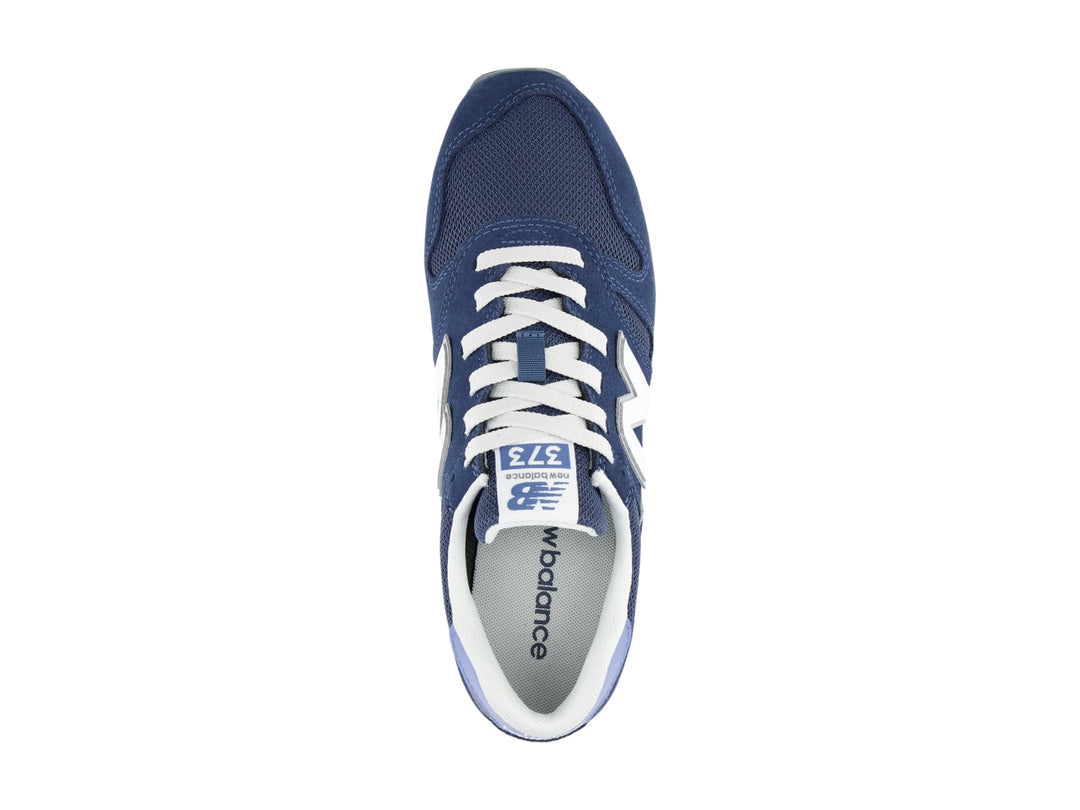 Tenis New Balance modelo 373 en color azul marino con detalles en blanco y lila, vista lateral.