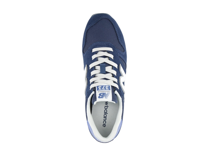 Tenis New Balance modelo 373 en color azul marino con detalles en blanco y lila, vista lateral.