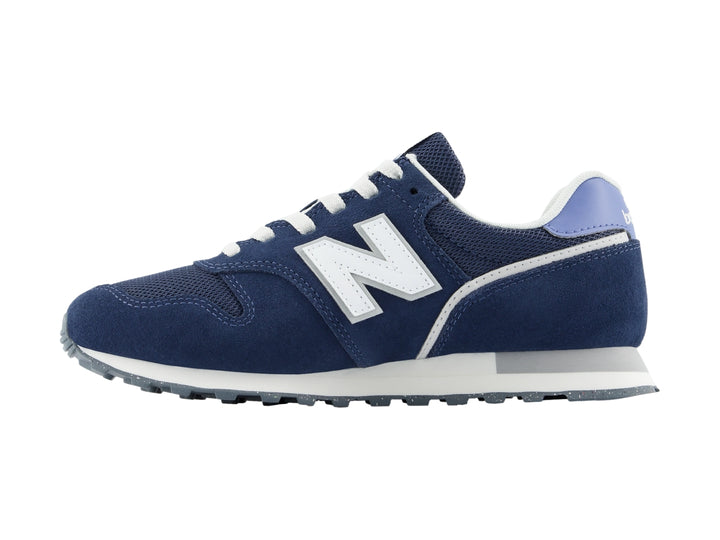 Tenis New Balance modelo 373 en color azul marino con detalles en blanco y lila, vista lateral.