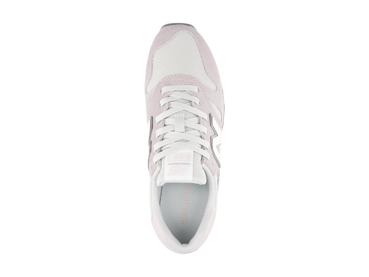Tenis New Balance color gris claro con detalles en blanco y suela blanca.