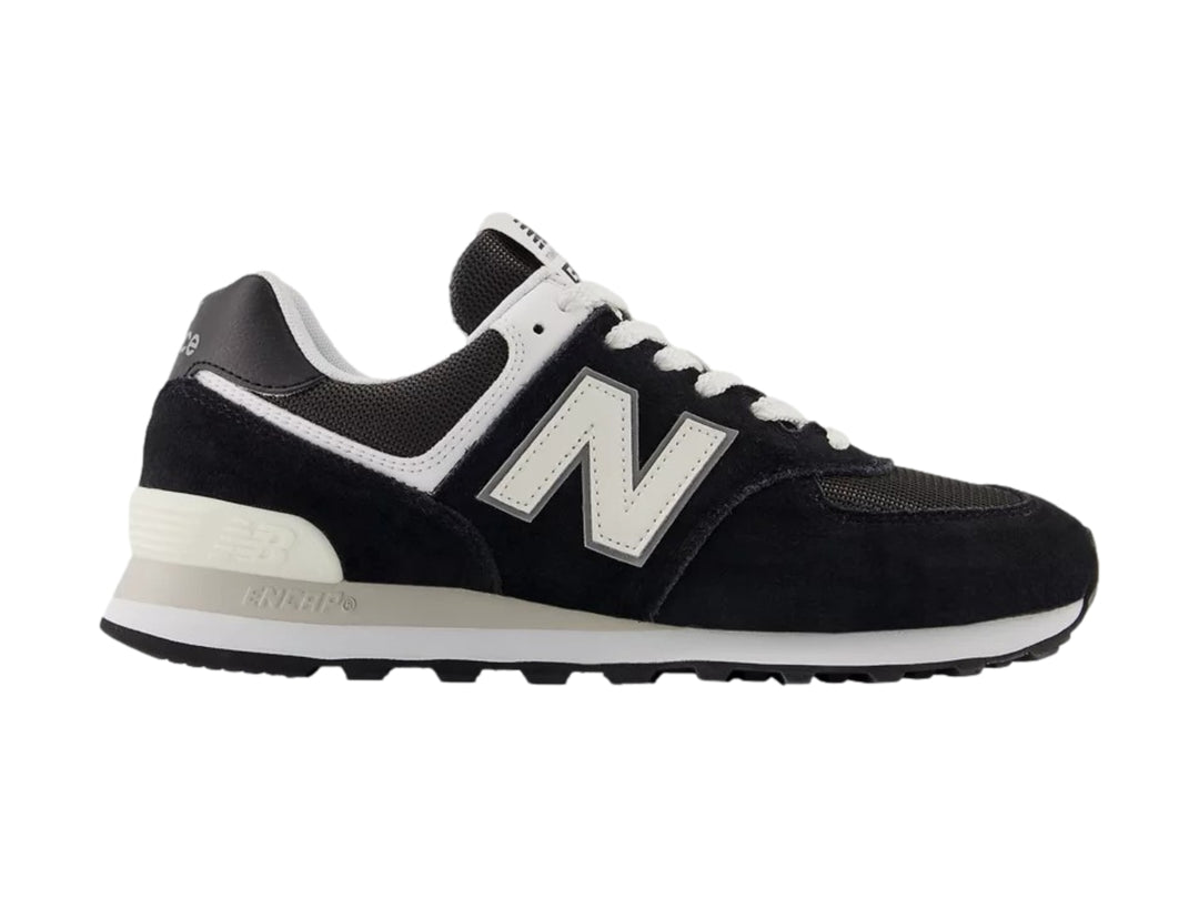 Tenis New Balance 574 para mujer en color negro con detalles y suela blanca.