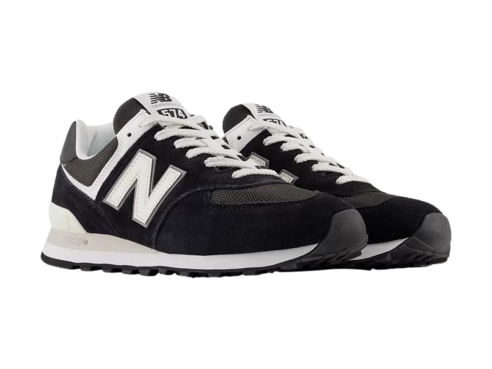 Tenis New Balance 574 para mujer en color negro con detalles y suela blanca.