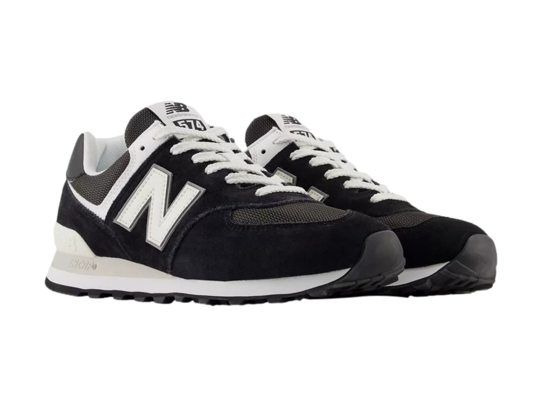 Tenis New Balance 574 para mujer en color negro con detalles y suela blanca.