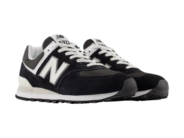 Tenis New Balance 574 para mujer en color negro con detalles y suela blanca.
