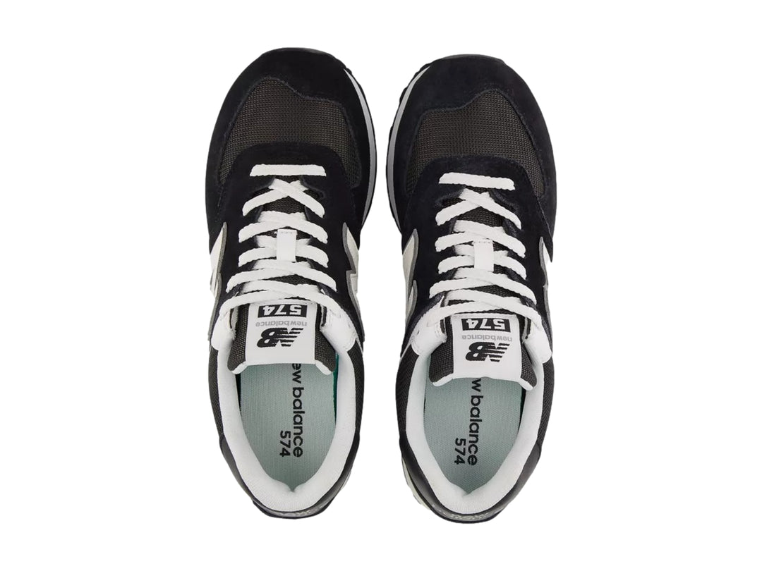 Tenis New Balance 574 para mujer en color negro con detalles y suela blanca.