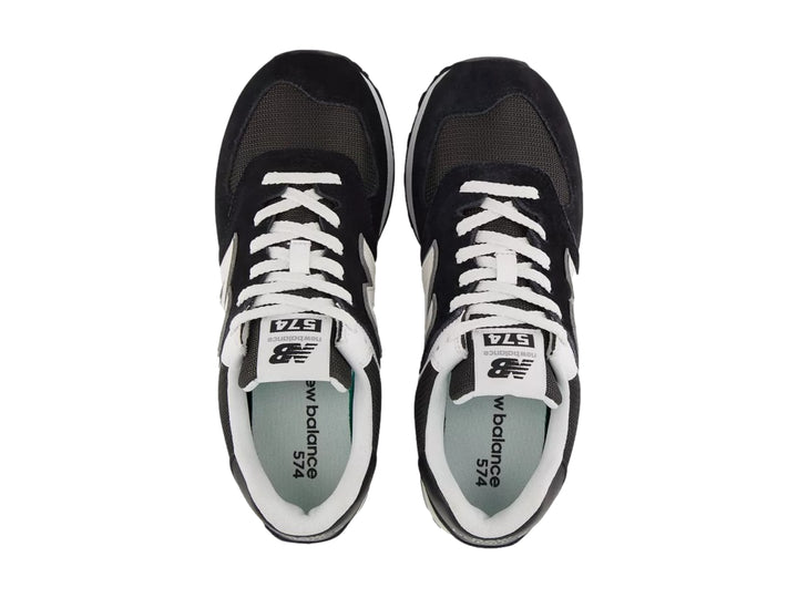 Tenis New Balance 574 para mujer en color negro con detalles y suela blanca.