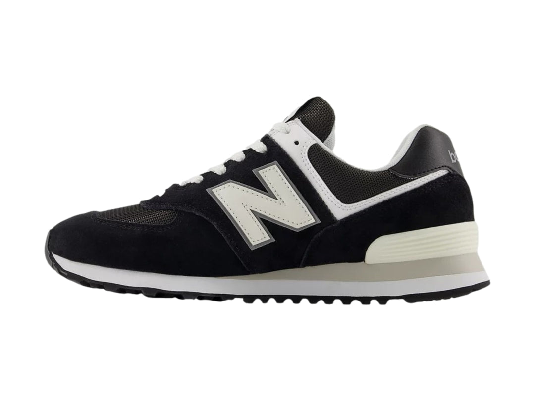 Tenis New Balance 574 para mujer en color negro con detalles y suela blanca.