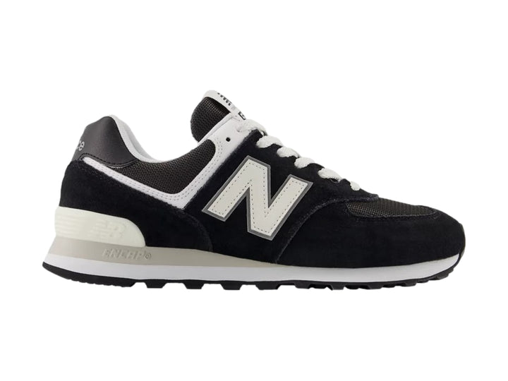 Tenis New Balance 574 color negro con suela y detalles en blanco para hombre.