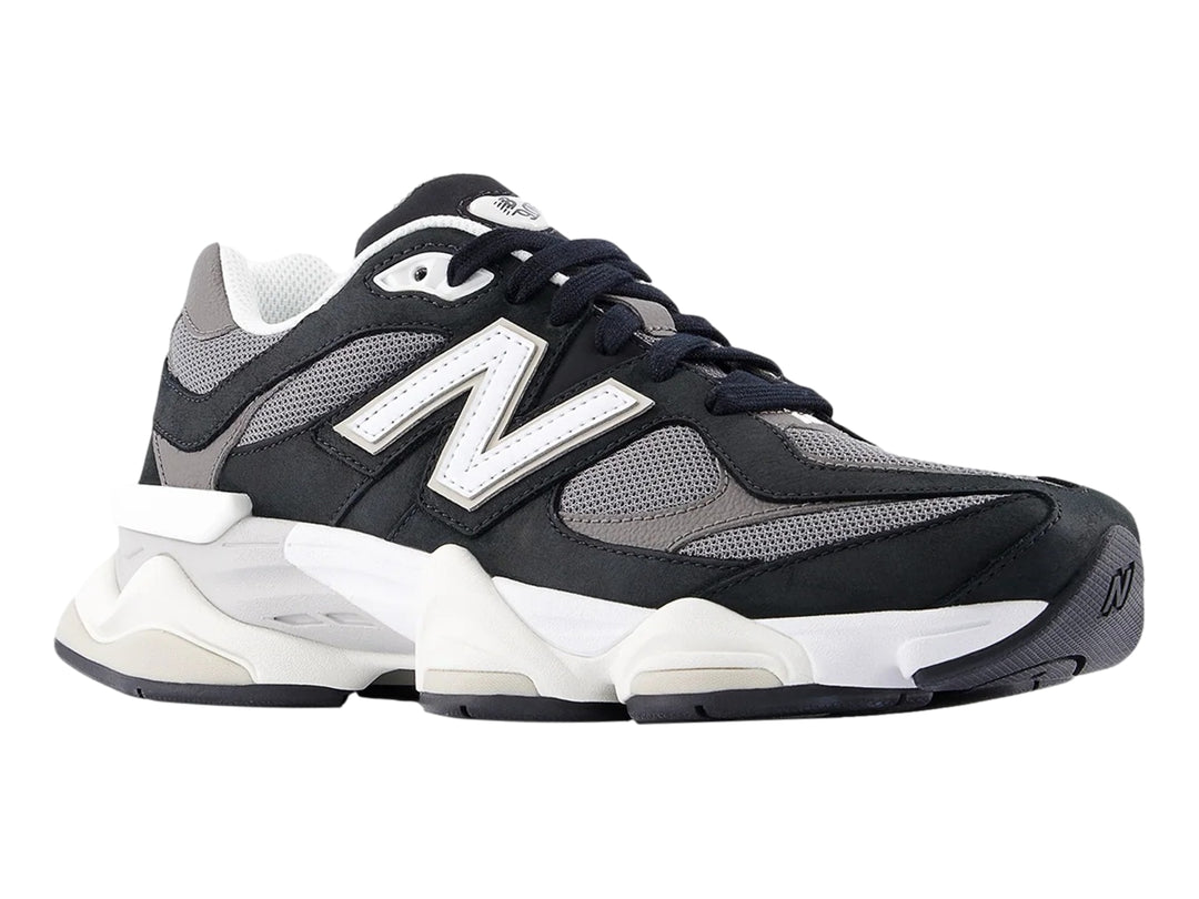Tenis New Balance 9060 para mujer en color negro y blanco con suela gruesa y detalles en malla gris.