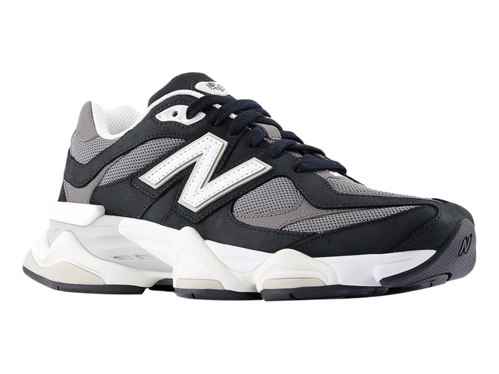 Tenis New Balance 9060 para mujer en color negro y blanco con suela gruesa y detalles en malla gris.