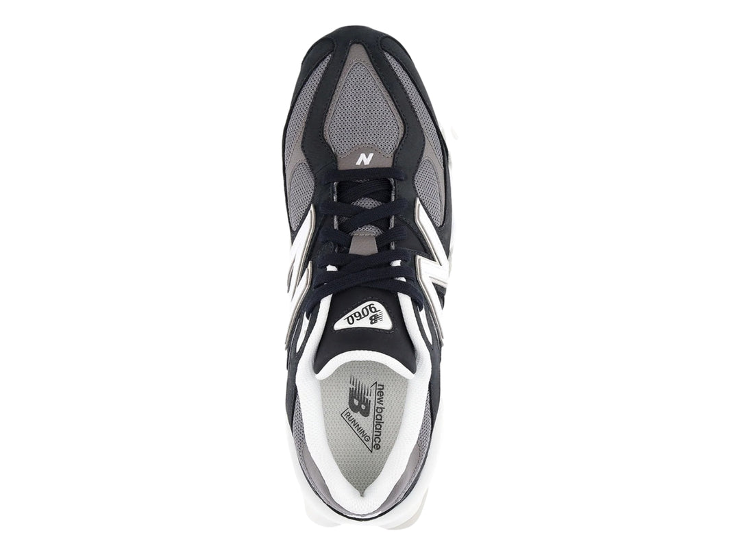 Tenis New Balance 9060 para mujer en color negro y blanco con suela gruesa y detalles en malla gris.