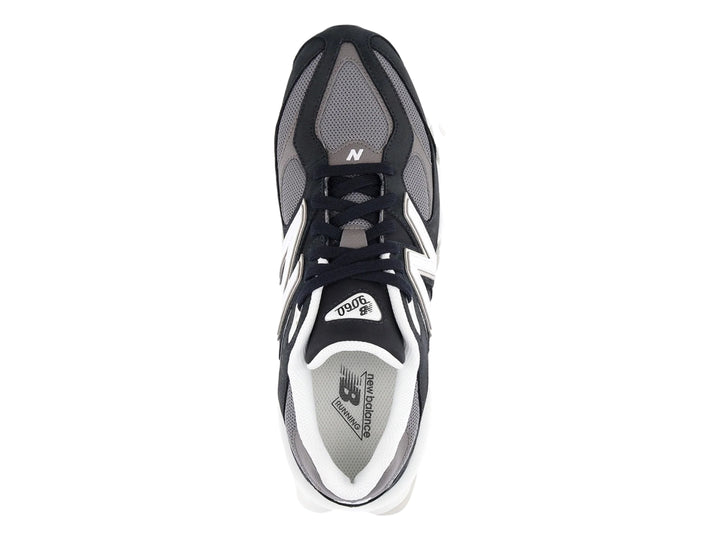 Tenis New Balance 9060 para mujer en color negro y blanco con suela gruesa y detalles en malla gris.
