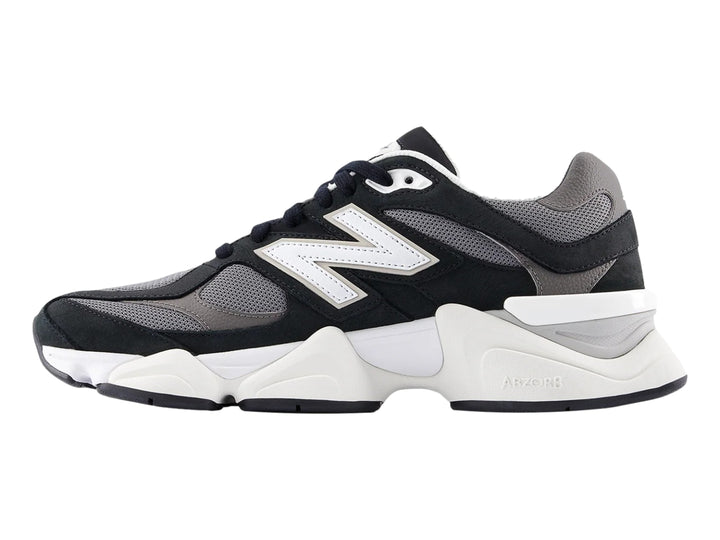 Tenis New Balance 9060 para mujer en color negro y blanco con suela gruesa y detalles en malla gris.