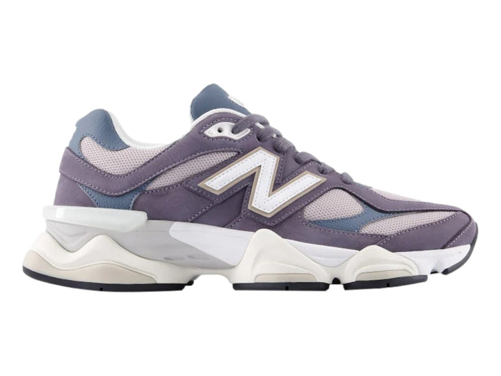 Tenis New Balance 9060 para mujer en color gris y blanco con suela gruesa y diseño moderno.