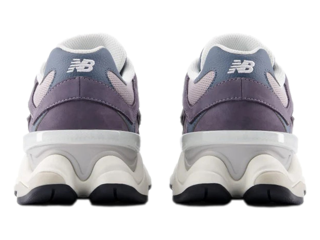 Tenis New Balance 9060 para mujer en color gris y blanco con suela gruesa y diseño moderno.