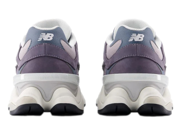Tenis New Balance 9060 para mujer en color gris y blanco con suela gruesa y diseño moderno.