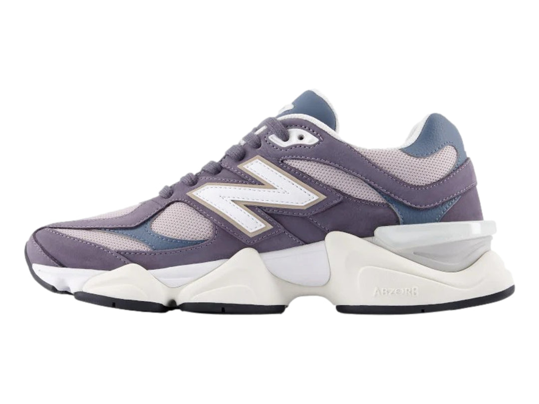 Tenis New Balance 9060 para mujer en color gris y blanco con suela gruesa y diseño moderno.