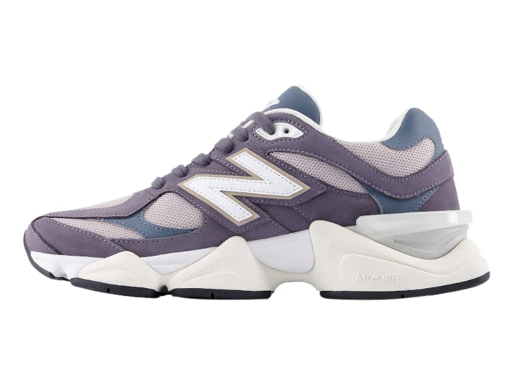 Tenis New Balance 9060 para mujer en color gris y blanco con suela gruesa y diseño moderno.
