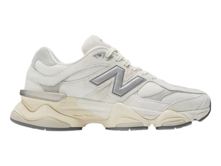 Tenis New Balance 9060 color blanco para mujer con suela gruesa y detalles en gris.
