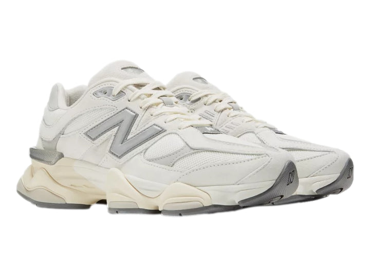 Tenis New Balance 9060 color blanco para mujer con suela gruesa y detalles en gris.