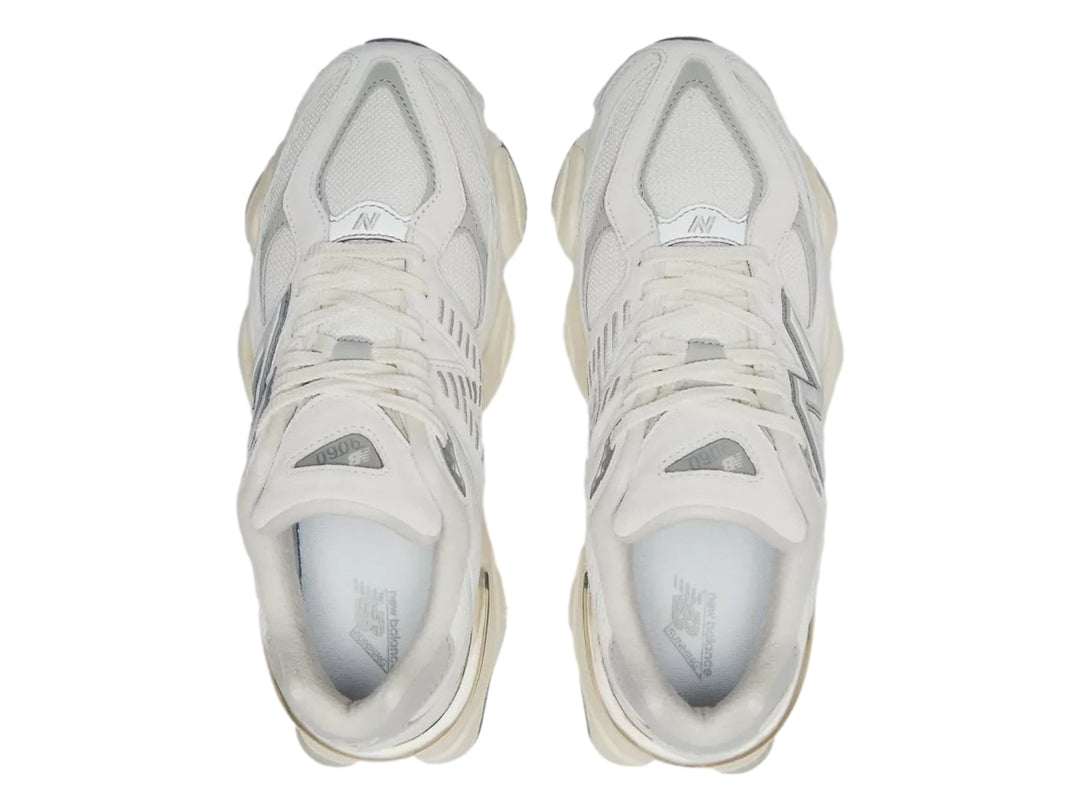 Tenis New Balance 9060 color blanco para mujer con suela gruesa y detalles en gris.