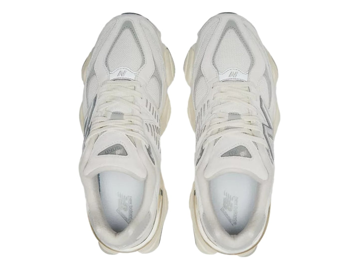 Tenis New Balance 9060 color blanco para mujer con suela gruesa y detalles en gris.