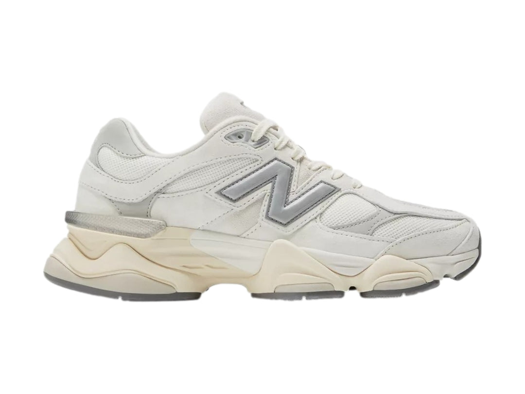 Tenis New Balance 9060 color blanco para hombre con suela gruesa y detalles en beige.