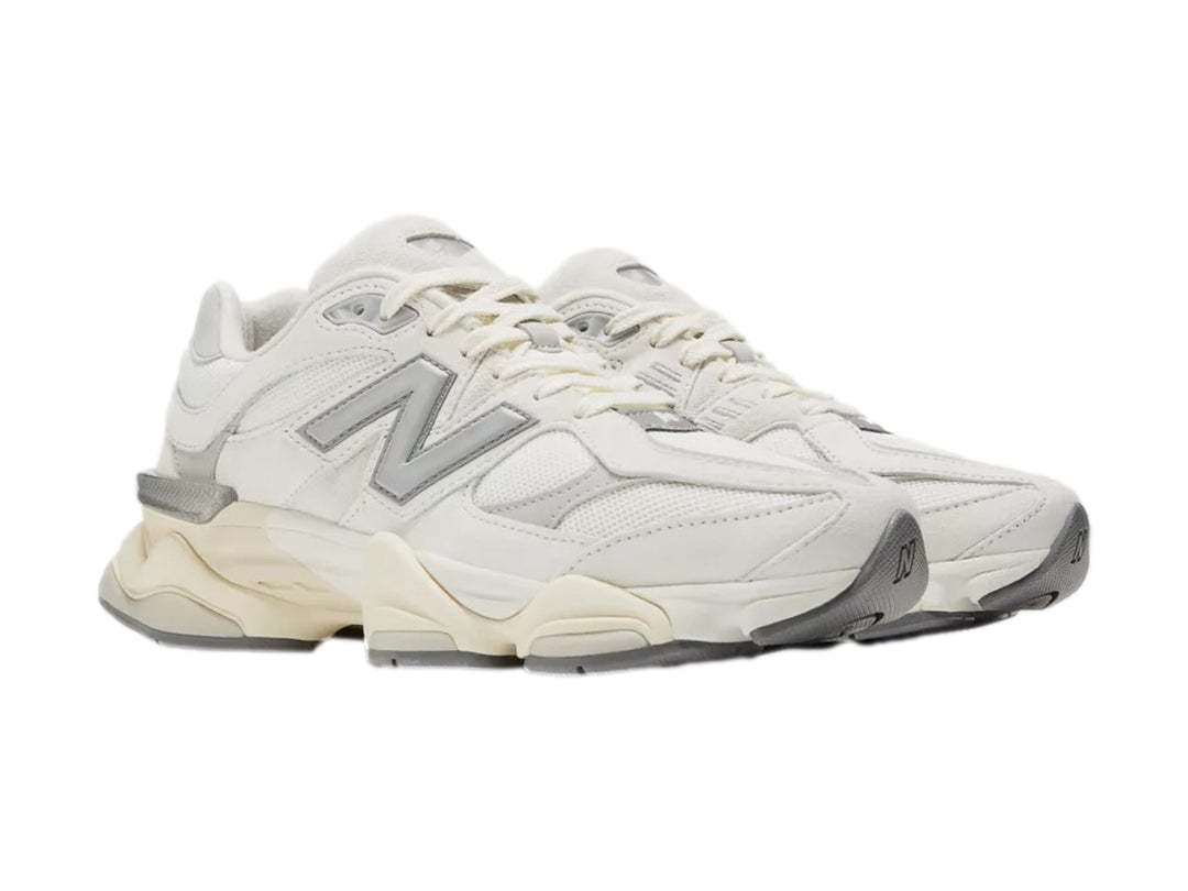 Tenis New Balance 9060 color blanco para hombre con suela gruesa y detalles en beige.