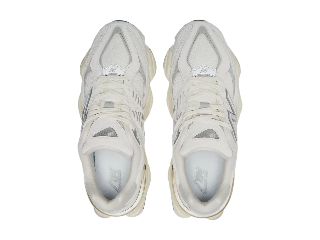Tenis New Balance 9060 color blanco para hombre con suela gruesa y detalles en beige.