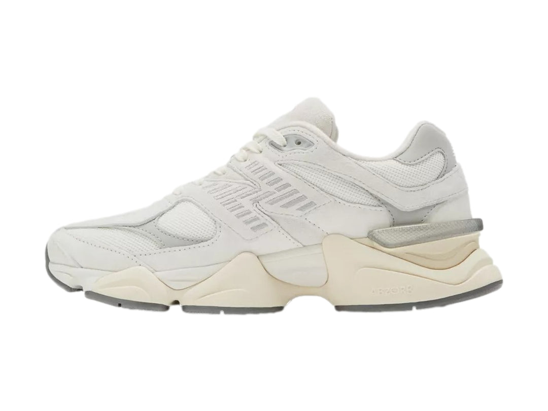 Tenis New Balance 9060 color blanco para hombre con suela gruesa y detalles en beige.