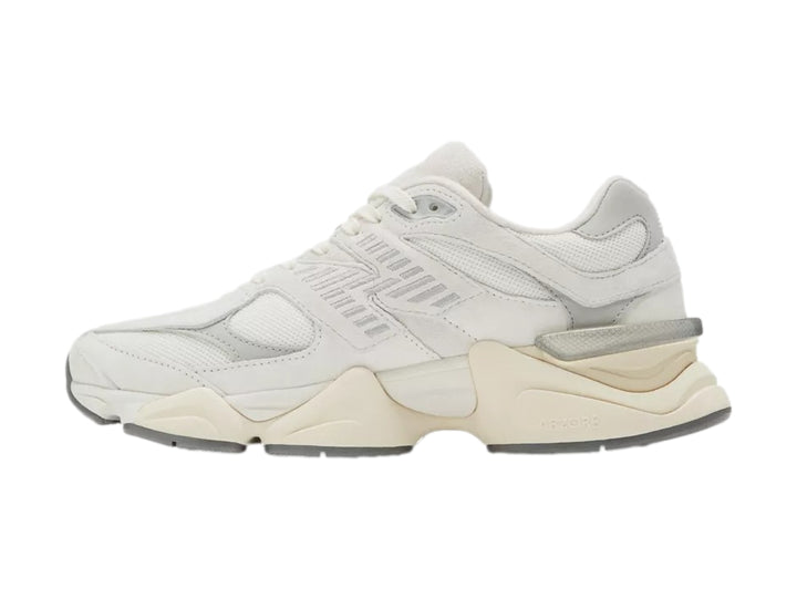 Tenis New Balance 9060 color blanco para hombre con suela gruesa y detalles en beige.