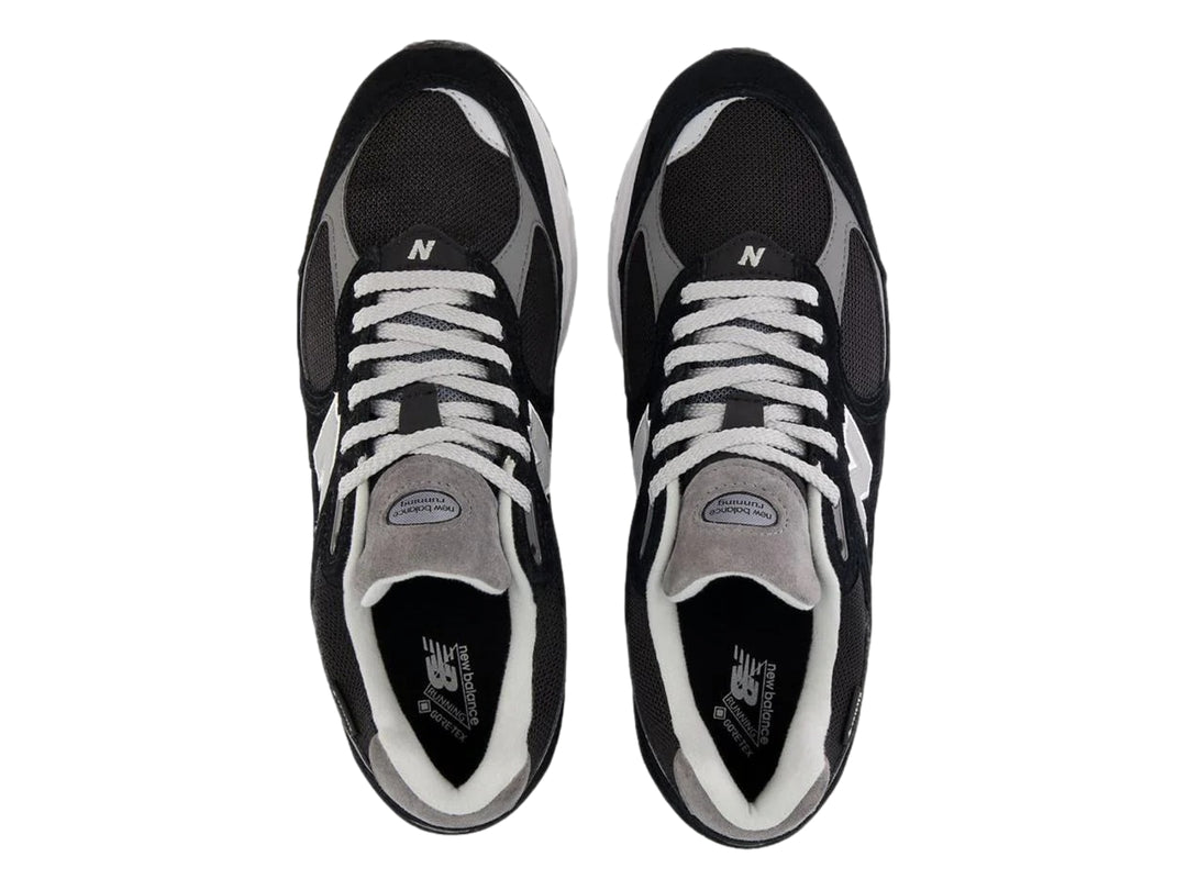 Tenis New Balance 2002RX color negro con detalles en gris y suela blanca para mujer.
