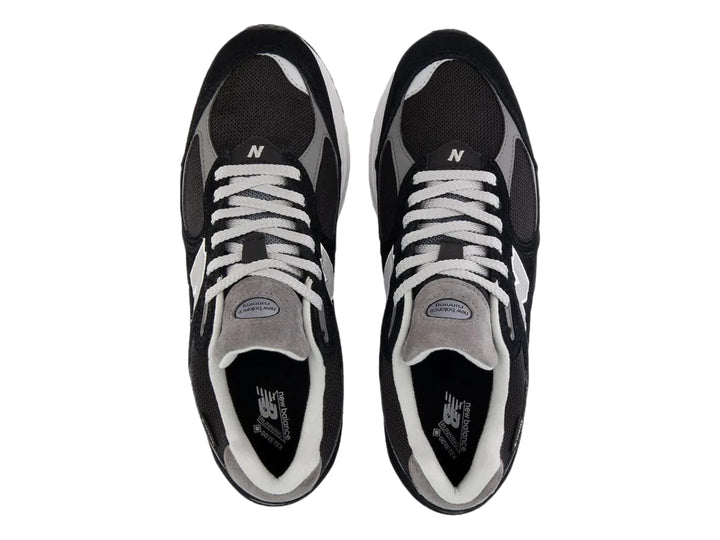 Tenis New Balance 2002RX color negro con detalles en gris y suela blanca para mujer.