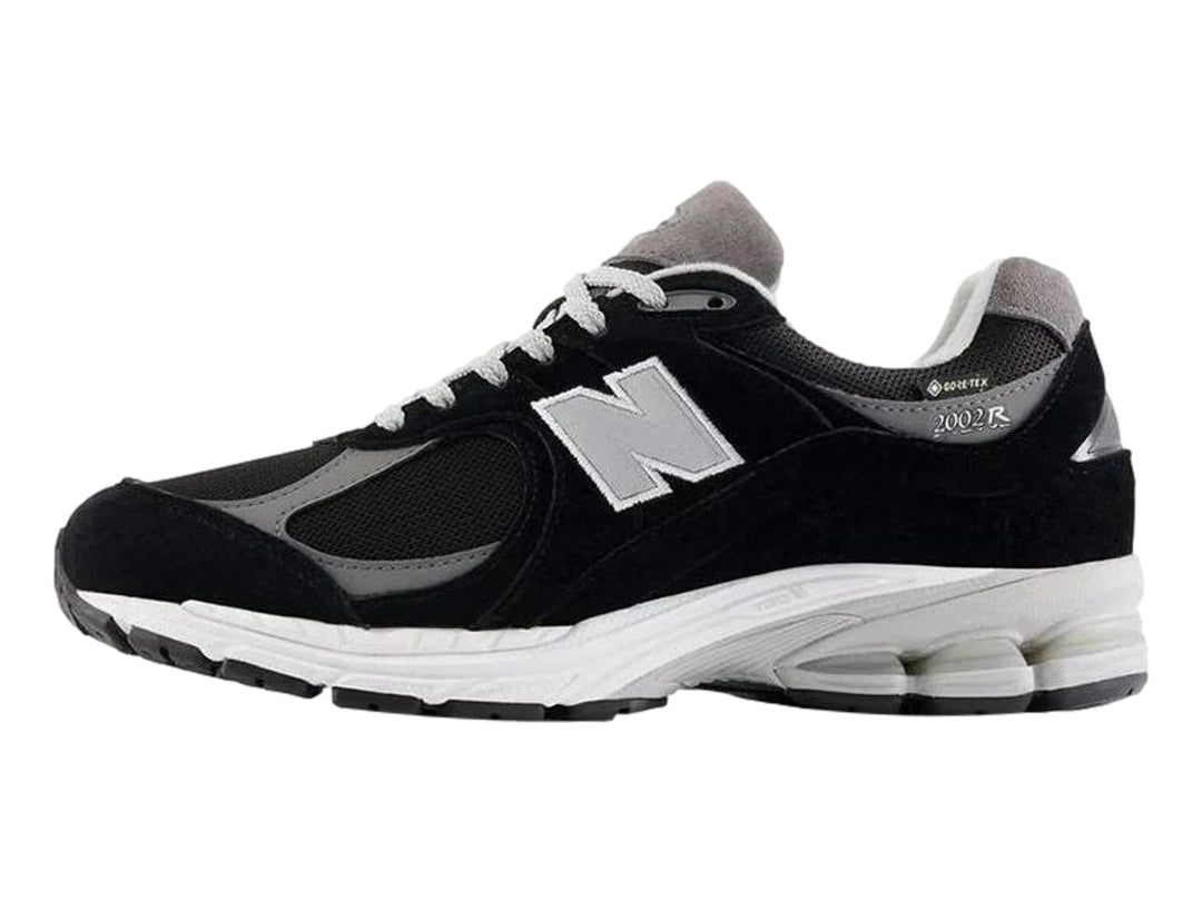 Tenis New Balance 2002RX color negro con detalles en gris y suela blanca para mujer.
