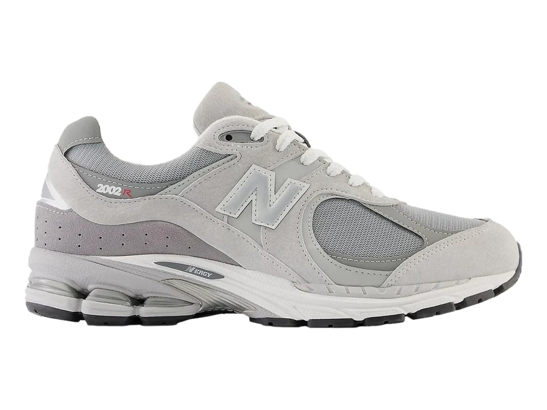 Tenis New Balance 2002R color gris para hombre, vista lateral sobre fondo blanco.
