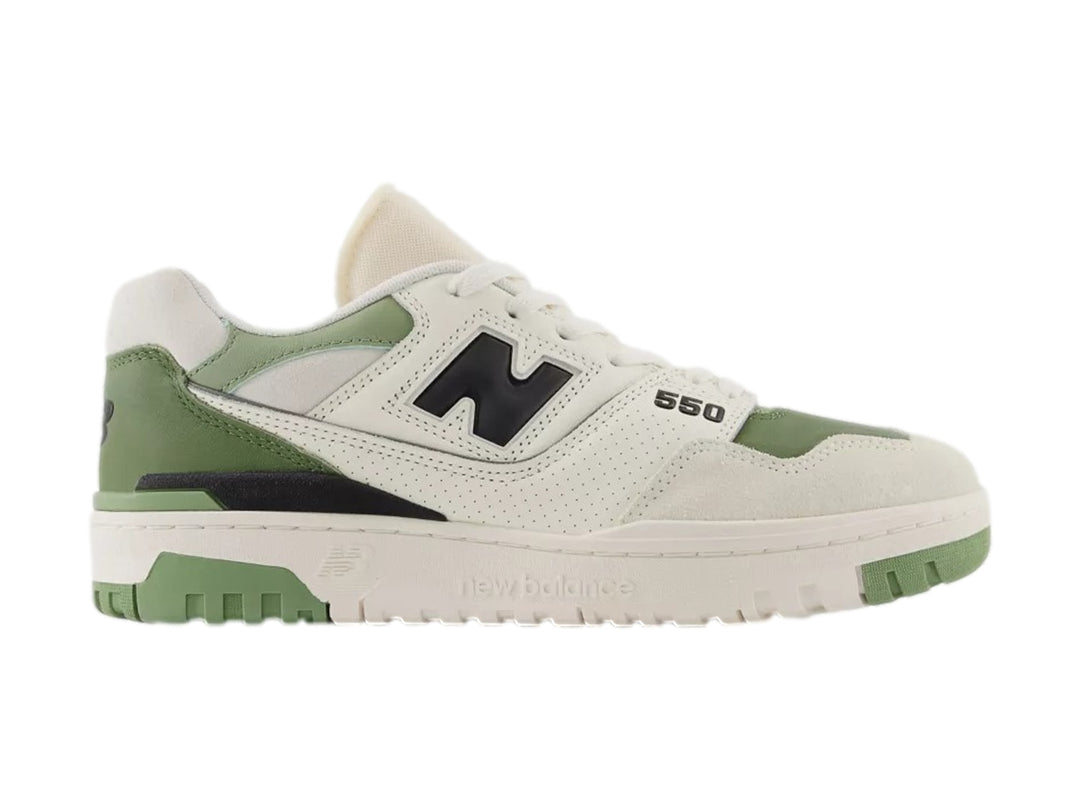 Tenis New Balance BB550 color blanco con detalles en verde y negro para hombre.