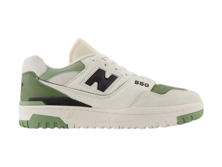 Tenis New Balance BB550 color blanco con detalles en verde y negro para hombre.