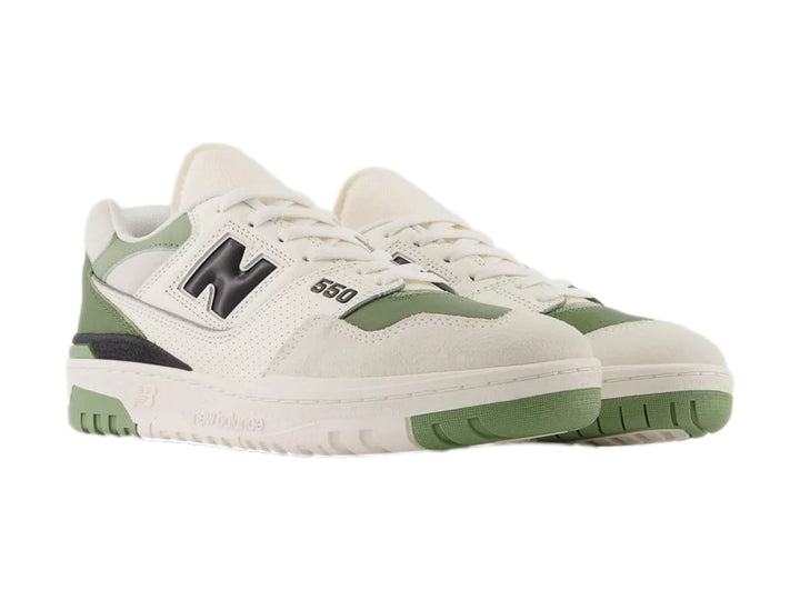 Tenis New Balance BB550 color blanco con detalles en verde y negro para hombre.