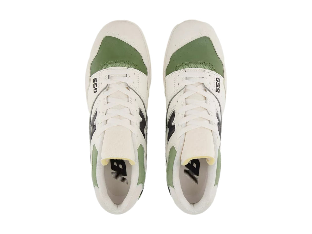 Tenis New Balance BB550 color blanco con detalles en verde y negro para hombre.