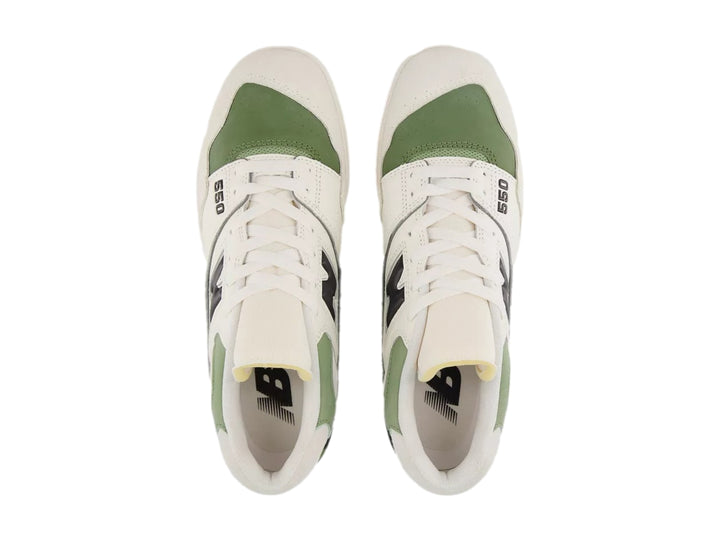 Tenis New Balance BB550 color blanco con detalles en verde y negro para hombre.