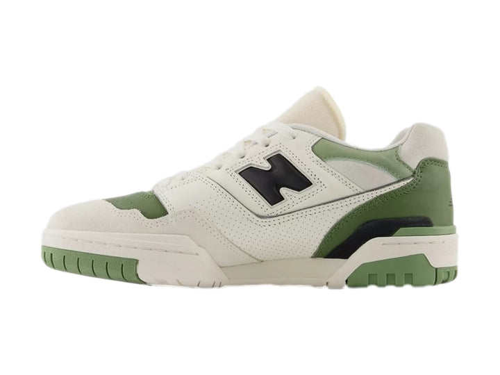 Tenis New Balance BB550 color blanco con detalles en verde y negro para hombre.