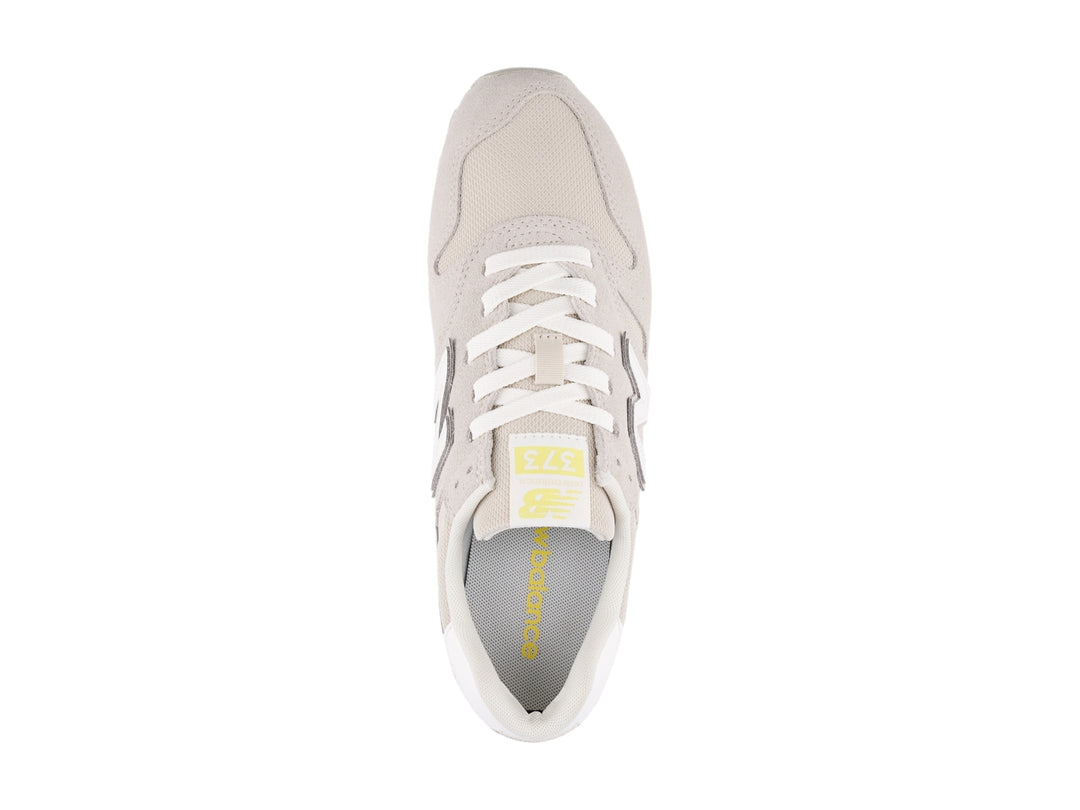 Tenis New Balance color gris con detalles en blanco y suela blanca, vista lateral.